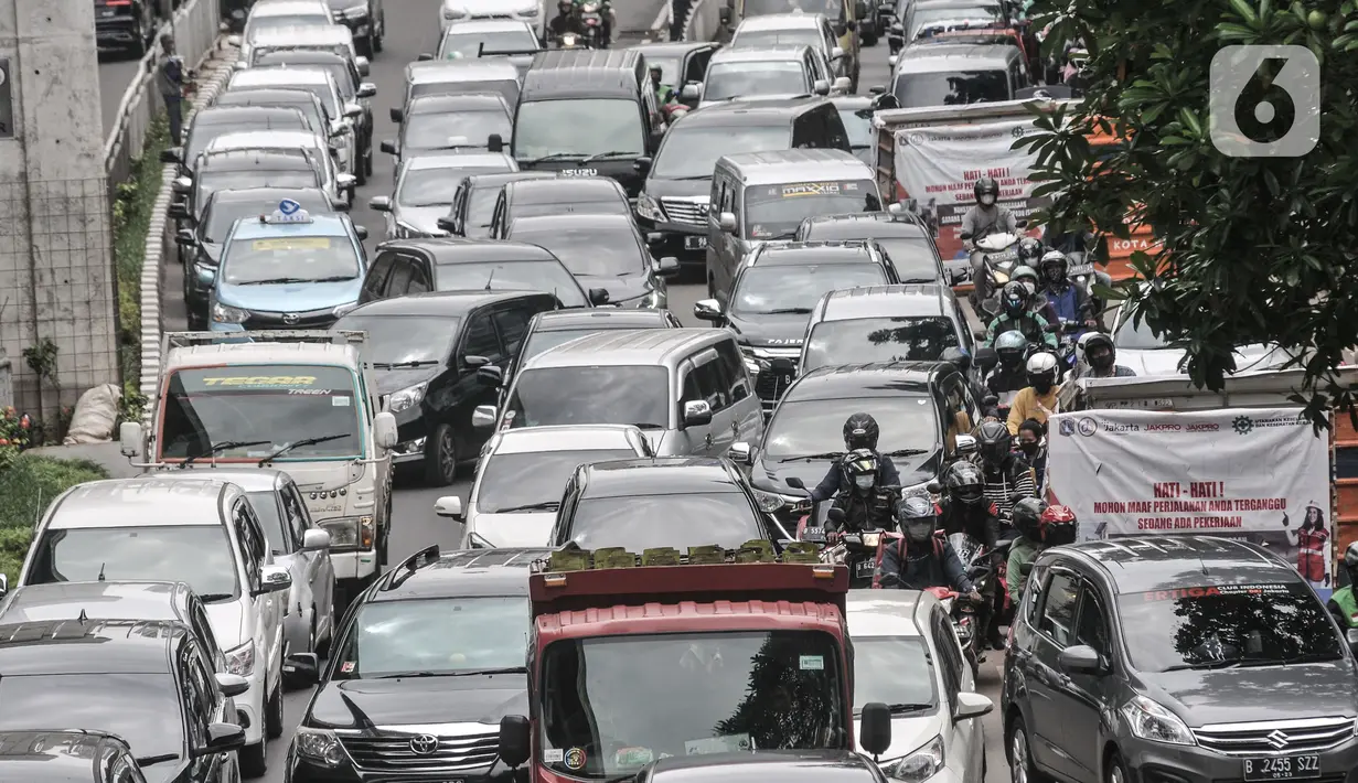 Kendaraan terjebak macet saat melintas di Jalan Kapten Tendean, Mampang Prapatan, Jakarta, Senin (5/4/2021). Kemacetan arus lalu lintas dari arah Jalan Kapten Tendean menuju kawasan Blok M itu disebabkan adanya proyek galian kabel Sarana Jaringan Utilitas Terpadu. (merdeka.com/Iqbal S Nugroho)