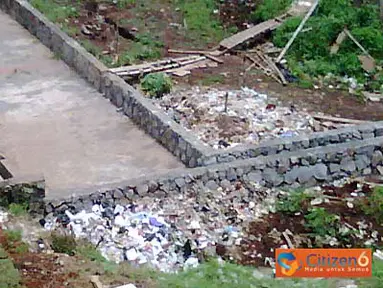 Citizen6, Semarang: Inilah tumpukan sampah di sekitar Gedung FISIP UNDIP lantai bawah.(kelompok 23)