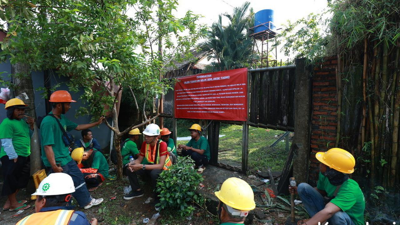 9 Potret Rumah Atalarik Syach yang Dieksekusi Aparat, Dinding Rumah Jebol dan Genteng Hancur