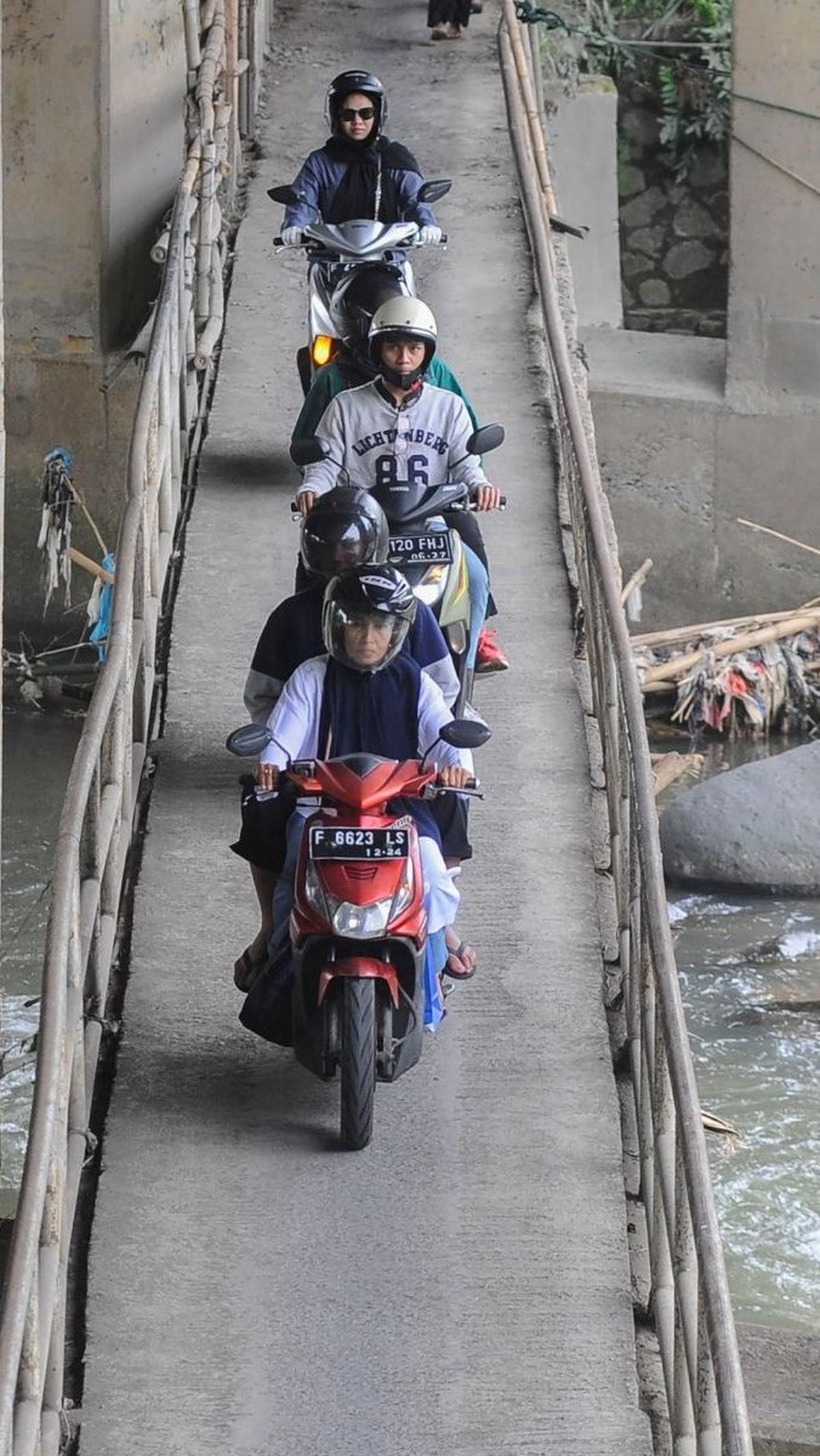 Pengendara sepeda motor saat menggunakan jalur alternatif khusus motor saat menuju arah Puncak di  kawasan Katulampa,  Bogor. Foto: merdeka.com / Arie Basuki