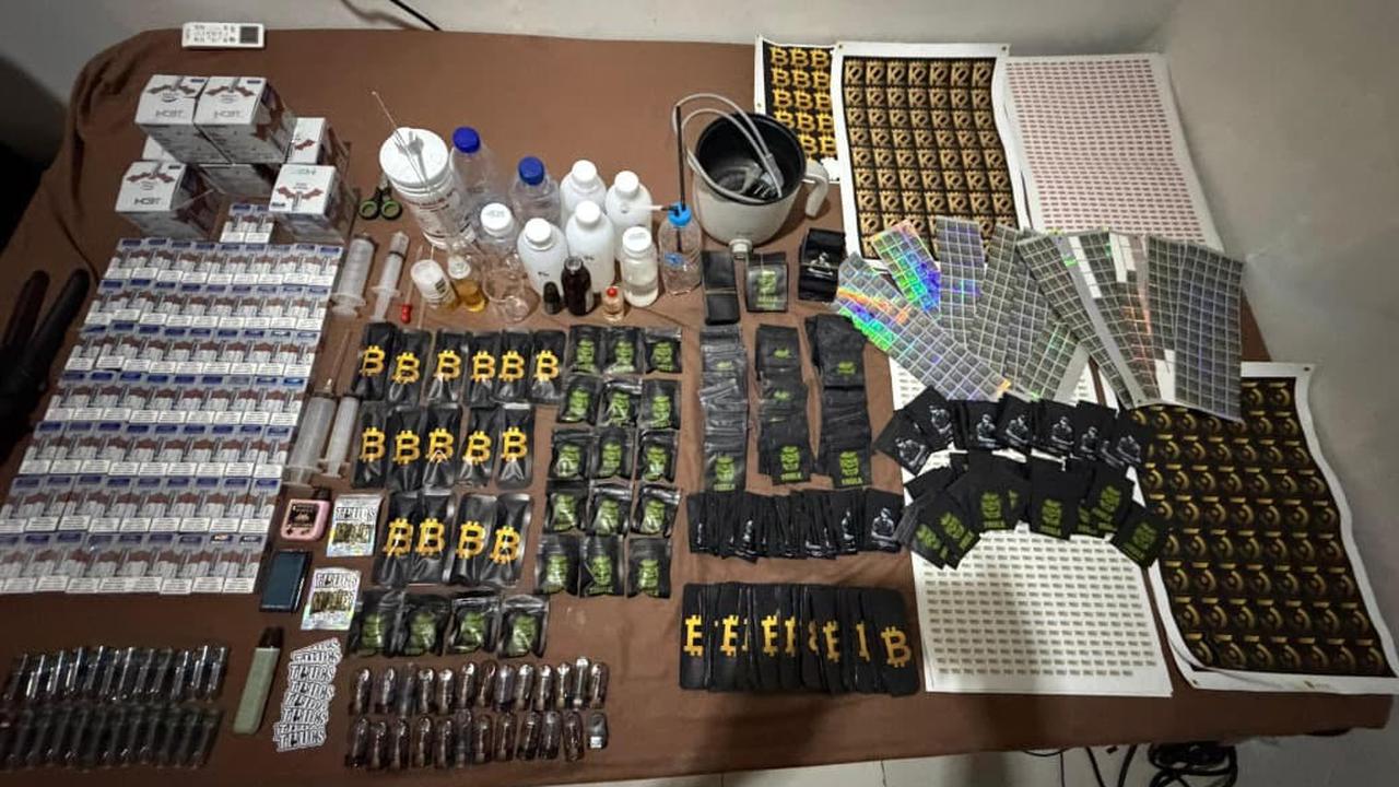 Barang bukti dugaan pabrik vape narkotika di sebuah kamar kos di kawasan Taman Sari, Jakarta Barat. Seorang pria berinisial S (38) ditangkap saat diduga meracik cartridge berisi etomidate. (Istimewa)