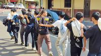Puluhan pelajar SMP di Bogor, Jawa Barat, yang hendak mengikuti aksi demonstrasi di depan Gedung DPR RI diamankan polisi. (Dok. Istimewa)