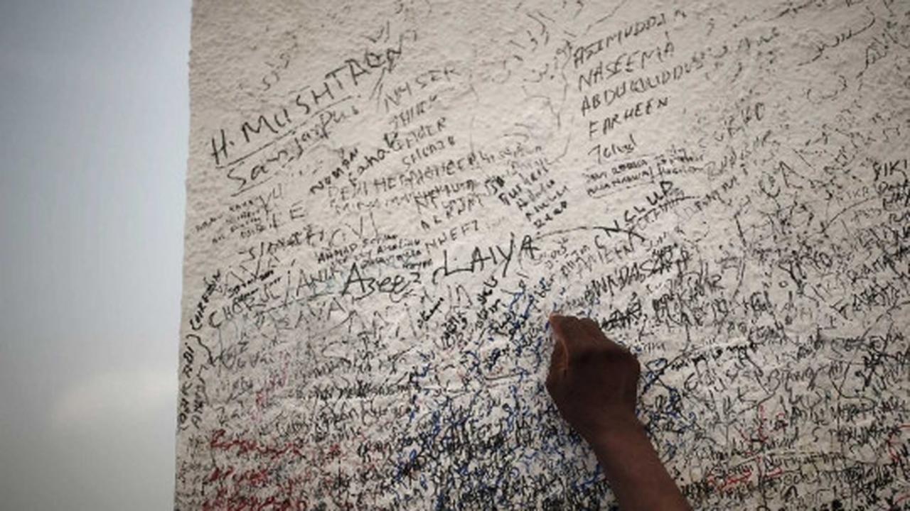 Coretan nama jemaah haji kotori puncak Jabal Rahmah
