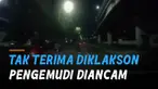 Terekam kamera dashcam mobil ketika pengemudi mobil diancam oleh oknum pemotor di jalan.