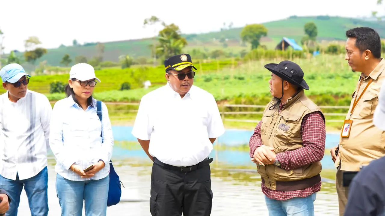 Direktur Jenderal Lahan dan Irigasi Pertanian, Hermanto (tengah).