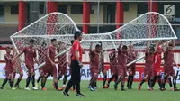 Pemain Persija memindahkan gawang saat latihan resmi jelang laga lanjutan Go-Jek Liga 1 Indonesia 2018 bersama Bukalapak di Lapangan PTIK, Jakarta, Jumat (29/6). Persija akan menjamu Persib pada Sabtu (30/6). (Liputan6.com/Helmi Fithriansyah)