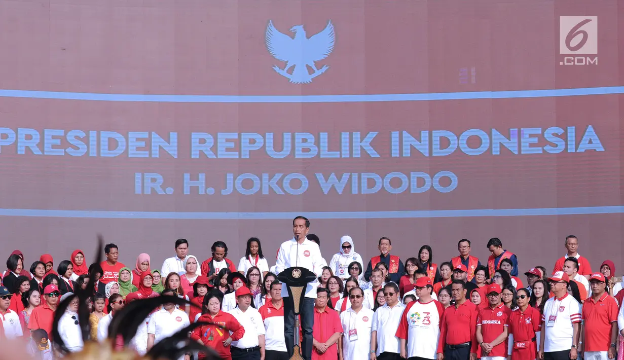Presiden RI, Joko Widodo (tengah) memberi sambutan jelang bernyanyi bersama peserta Harmoni Indonesia 2018 di Kompleks Gelora Bung Karno, Jakarta, Minggu (5/8). Acara ini bagian perayaan HUT RI ke-73. (Liputan6.com/Helmi Fithriansyah)
