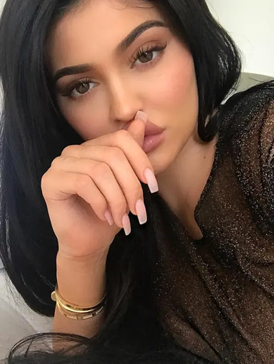 Melihat perubahan pola hidup yang terjadi pada Kylie menimbulkan spekulasi bahwa dirinya sangat tertekan dengan kehamilannya. Selain itu, ia tampak menutupi anak yang sedang dikandungnya dengan berbagai cara. (Instagram/kyliejenner)