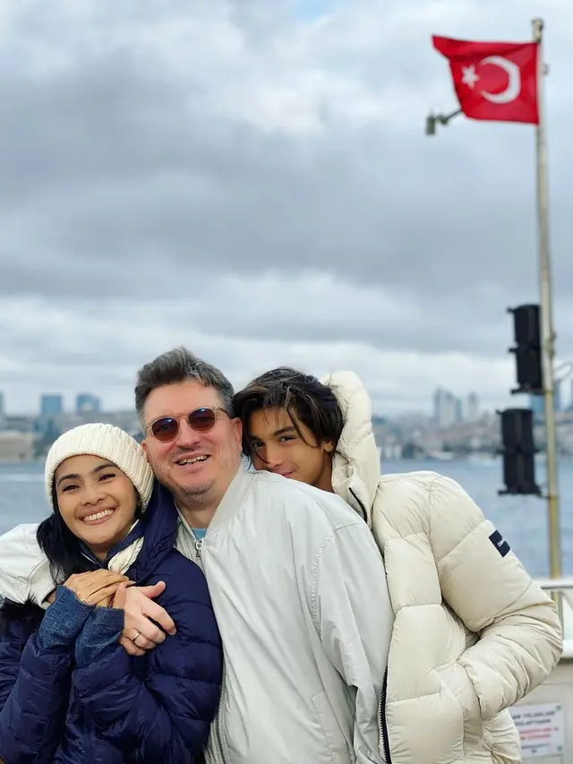 Keluarga Maudy Koesnaedi (Instagram/maudykoesnaedi)