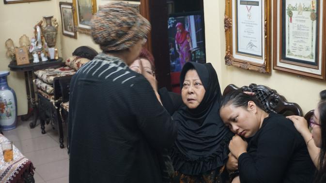Waldjinah tampak sedih dengan meninggalnya putra bungsu kesayagannya.(Liputan6.com/Fajar Abrori)