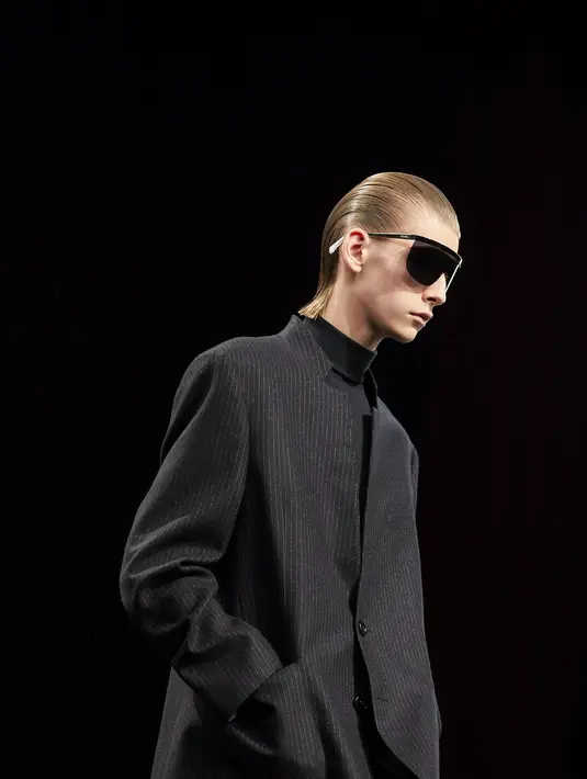 Nuansa glam punk kemudian dilanjutkan dengan perhiasan "BOY DOLL" dari CELINE HOMME, serta kacamata hitam "Celine Moon" baru yang dikenakan semua model. (Dok/Celine).