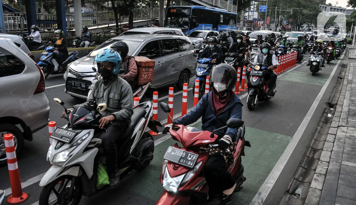 Pengendara sepeda motor menerobos jalur khusus sepeda di Jalan Kramat Raya, Jakarta, Kamis (22/9/2022). Penerapan jalur sepeda sepanjang 196,45 kilometer dan tersebar di 26 ruas jalan yang dibangun Pemprov DKI Jakarta itu belum berfungsi secara efektif karena masih diserobot pengendara sepeda motor akibat arus lalu lintas yang semakin padat. (merdeka.com/Iqbal S. Nugroho)