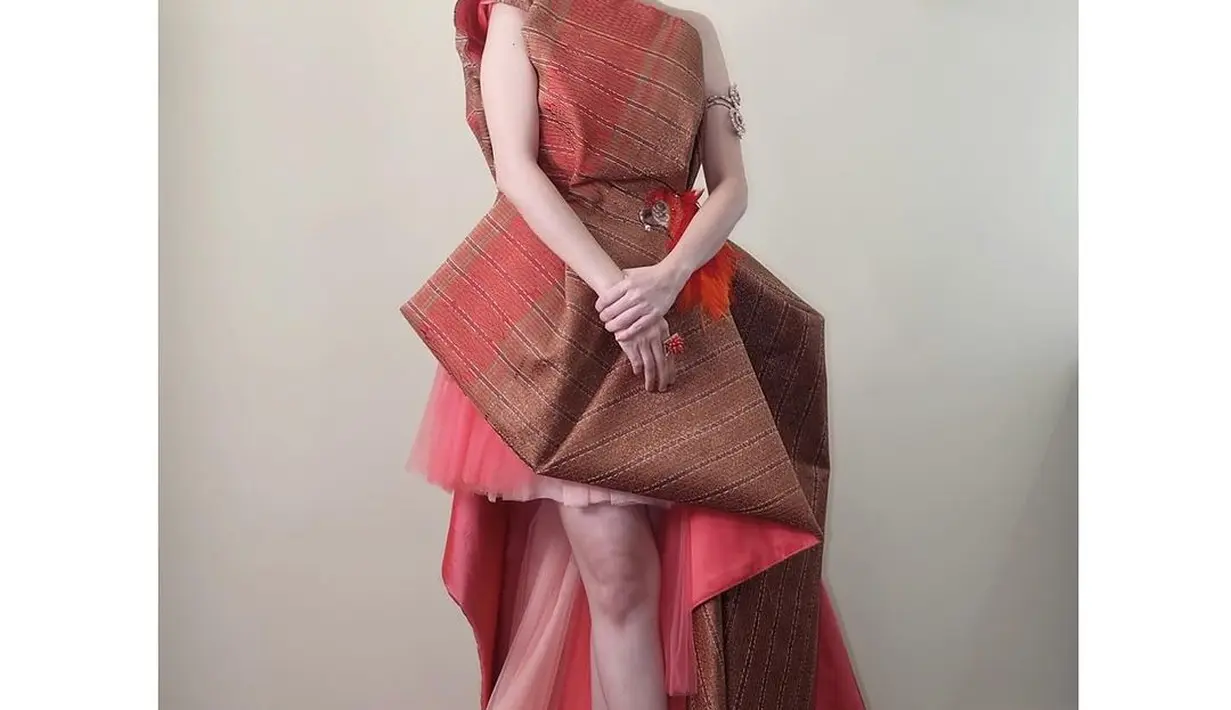 Penampilan memukau lain dari Ayu Ting Ting adalah ketika ia mengenakan songket yang dimodifikasi jadi gaun yang elegan dan dramatis. Gaun rancangan @dannysatriadi_official dipadukan dengan ekor tulle warna merah senada dengan songketnya. [@ayutingting92]