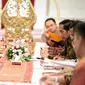 Presiden Joko Widodo  berdiskusi dengan Pengurus GAPMMI dan GIMNI di Istana Merdeka, Jakarta, Selasa (13/10/2015). Presiden sangat mengharapkan industri makanan dan minuman dapat terus berkembang . (Liputan6.com/Faizal Fanani)
