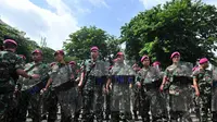 Puluhan anggota TNI AL menutup jalan saat eksekusi lahan di kompleks TNI AL, Boulevard, Kelapa Gading, Jakarta, Rabu (14/1). (Liputan6.com/Johan Tallo)