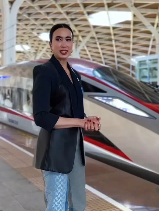 Kenakan heels hitam, outfit ngantor Menpar Widi makin stylish dengan bros dan anting emas [@widi.wardhana]