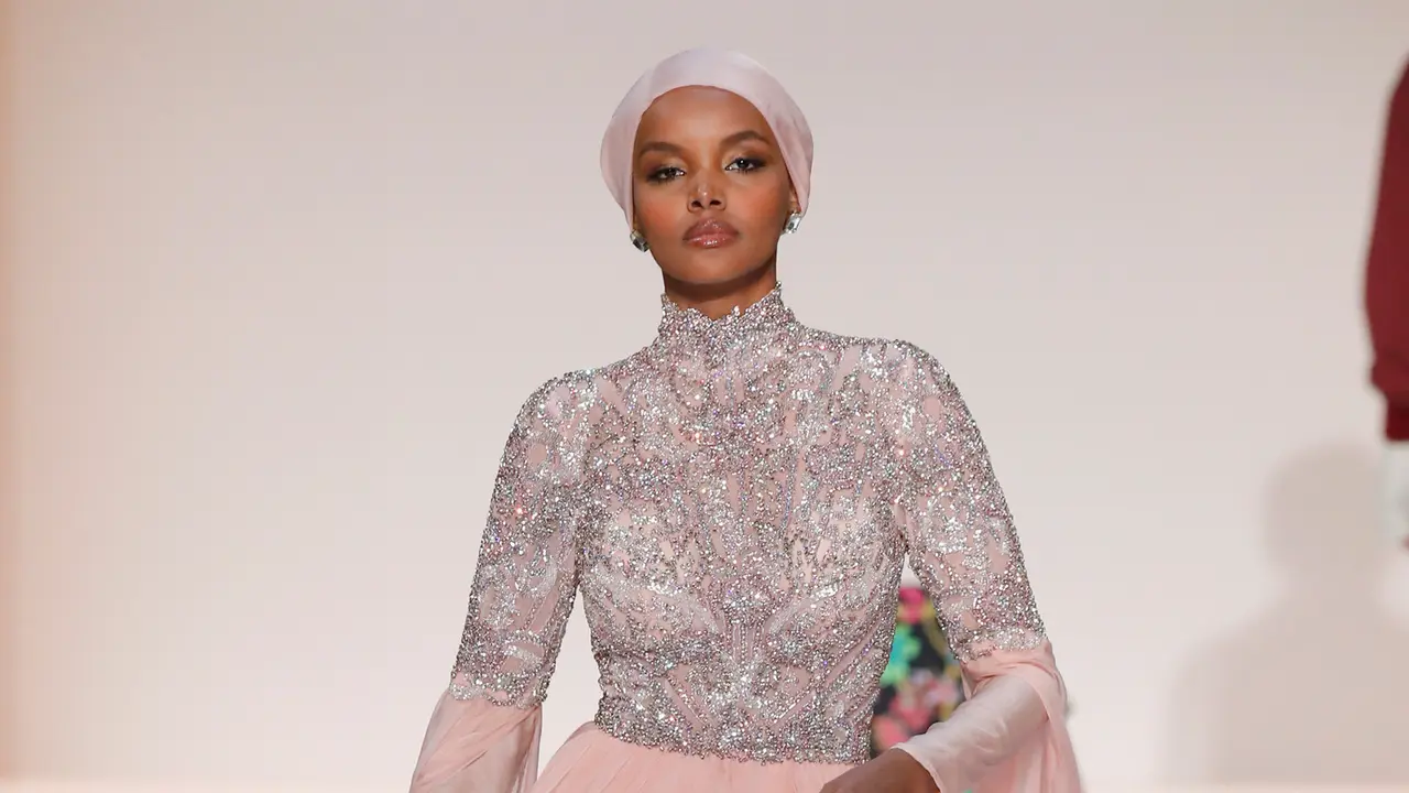Lenggak-lenggok Model Berhijab Halima Aden di New York Fashion Week