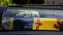 Mobil yang membawa peti berisi jenazah Ratu Elizabeth II meninggalkan Kastil Balmoral di Skotlandia, Minggu (11/9/2022). Jenazah Ratu Elizabeth II diberangkatkan dari Kastil Balmoral ke Istana Holyroodhouse di Edinburgh sebelum nantinya akan dipindahkan ke London. (AP Photo/Alastair Grant)