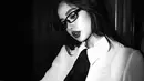 Karisma perempuan asal Thailand itu begitu mencuat dengan kemeja putih + dasi, dilengkapi dengan kacamata tanpa lensa dan lipstik merahnya. [@lalalalisa_m]