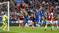 Striker Leicester City, Islam Slimani, saat mencetak gol pertama ke gawang Burnley dalam laga Premier League di Stadion King Power, Leicester, Sabtu (17/9/2016) malam WIB. (Action Images via Reuters/John Sibley)