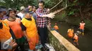 Cawagub DKI Jakarta nomor urut dua Djarot Saiful Hidayat meninjau pekerja yang sedang membersihkan Kali Mati di kawasan Pasar Rebo, Jakarta Timur, Rabu (2/11). (Liputan6.com/Immanuel Antonius)