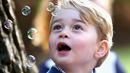 Gemasnya Pangeran George saat main balon busa. (REX/Shutterstock/HollywoodLife)