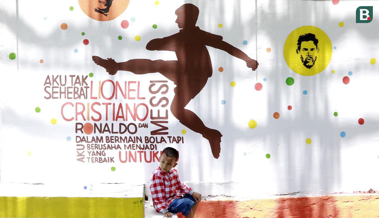 Program yang diberi nama 'Hias Kampung Bucin Piala Dunia 2022' dibuat untuk mengajak serta masyarakat dalam memeriahkan Piala Dunia 2022. (Bola.com/M Iqbal Ichsan)