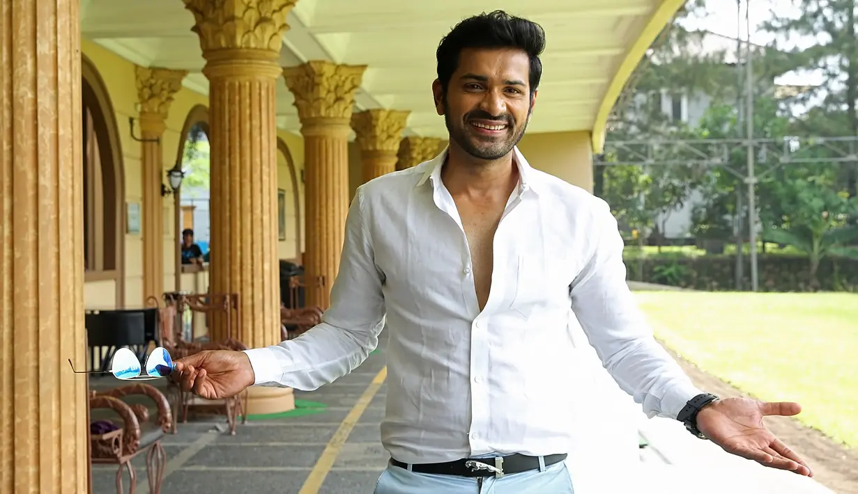 Mrunal Jain aktor pemeran Akash serial Uttaran dan Satya 2 itu ke Indonesia dalam rangka menjalani pekerjaannya sebagai aktor. Ia bermain dalam serial Cinta di Pangkuan Himalaya. (Bambang E. Ros/Bintang.com)