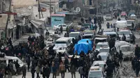 Warga Aleppo menunggu untuk dievakuasi dari sektor yang dikuasai pemberontak Aleppo timur, Suriah (18/12). (REUTERS / Abdalrhman Ismail)