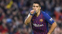 Striker Barcelona, Luis Suarez, merayakan gol yang dicetaknya ke gawang Real Madrid pada laga La Liga Spanyol di Stadion Camp Nou, Barcelona, Minggu (28/10). Barcelona menang 5-1 atas Madrid. (AFP/Lluis Gene)