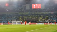Suporter Persija Jakarta, Jakmania membentuk koreografi sebagai bentuk dukungan saat menyaksikan laga pekan pertama BRI Liga 1 2023/2024 antara Persija Jakarta menghadapi PSM Makassar di Stadion Utama Gelora Bung Karno (SUGBK), Senayan, Jakarta, Senin (3/7/2023). (Bola.com/M Iqbal Ichsan)