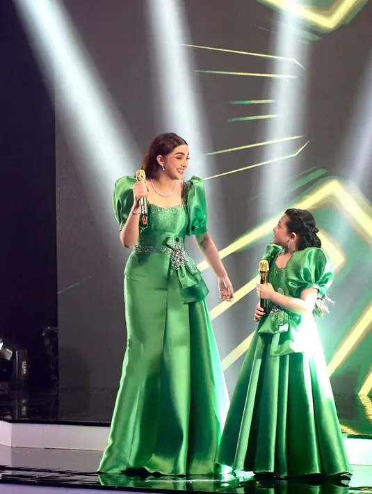 Tampil di atas panggung bersama Ashanty, Arsy menawan dibalut gaun kembar. Gaun berwarna hijau yang megah, membuat Arsy bak princess yang cantik luar biasa. Foto: Instagram.