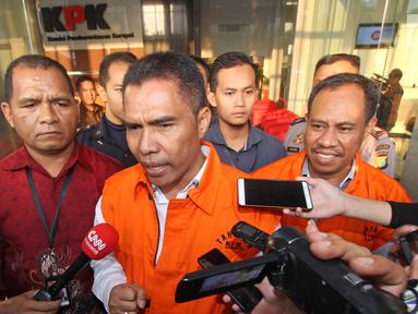 Ketua DPRD Kota Malang Abdul Hakim menjawab pertanyaan wartawan usai menjalani pemeriksaan di Gedung KPK, Jakarta, Jumat (6/4). Abdul Hakim beserta empat anggota DPRD Kota Malang ditetapkan sebagai tersangka oleh KPK. (Liputan6.com/Herman Zakharia)