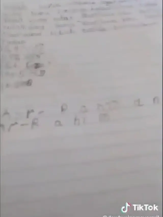 bocah buat tulisan berjaga jarak