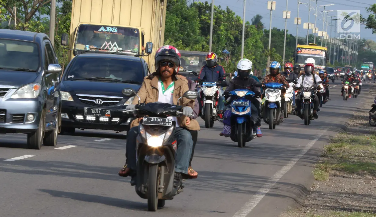 Sejumlah pemudik pengguna kendaraan roda dua melintasi Jalur Pantura Cirebon, Jawa Barat, Kamis, (29/6). Puncak arus balik diprediksi akan terjadi pada H+5 dan H+6 Lebaran saat cuti bersama berakhir. (Liputan6.com/Helmi Afandi)