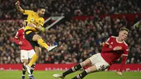 Gelandang Wolverhampton Wanderers Joao Moutinho mencetak gol pertama untuk timnya ke gawang Manchester United (MU) dalam pekan ke-22 Liga Primer Inggris di Old Trafford, Selasa (4/1/2022) dini hari WIB. MU takluk 0-1 saat menjamu Wolves. (AP Photo/Dave Thompson)