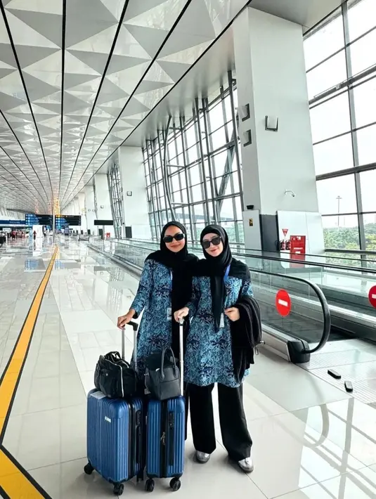 Inilah potret gaya hijab wanita 27 tahun saat menjalani umroh 5 tahun yang lalu. Sekilas mirip dengan gaya hijab warna hitam umroh akhir tahun 2023 ini. (Liputan6.com/IG/febbyrastanty)