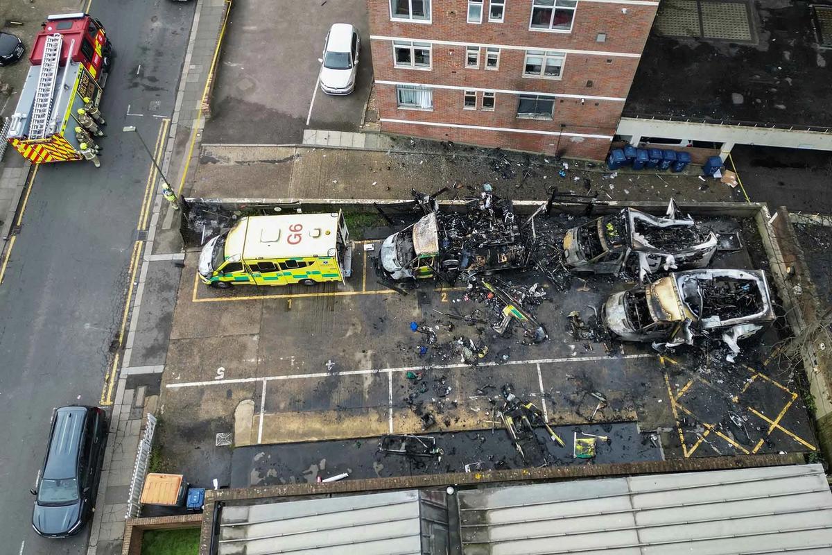 FOTO:  Ambulans Milik Komunitas Yahudi Dibakar di London Utara