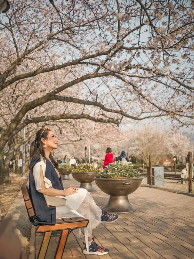 Dinda Kirana berlibur ke Korea.