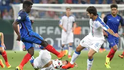 Pertarungan seru saat final Piala Eropa 2016 U-19 antara Prancis melawan Italia, Jerman, Minggu (24/7). Prancis keluar sebagai juara dengan skor telak, 4-0. (AFP PHOTO/Daniel Roland) 