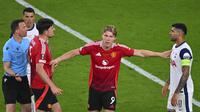 Keributan antara Cristian Romero dan Harry Maguire di final Liga Europa musim 2024/2025 harus&nbsp;dipisahkan Rasmus Hojlund (AP Photo/Miguel Oses)