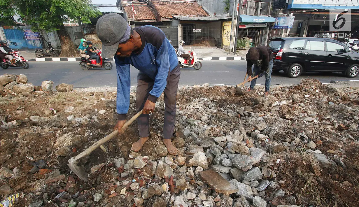 Pekerja menyelesaikan pembuatan taman dan trotoar di sepanjang Jalan Raya Lenteng Agung Timur, Jakarta, Kamis (28/9). Pembuatan taman bertujuan untuk ruang terbuka hijau agar tidak disalahgunakan sebagai hunian liar. (Liputan6.com/Immanuel Antonius)
