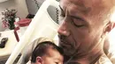 Aktor yang akrab disapa The Rock ini mengumumkan kelairan anak ketiganya lewat Instagram pada akhir April lalu. (instagram/therock)