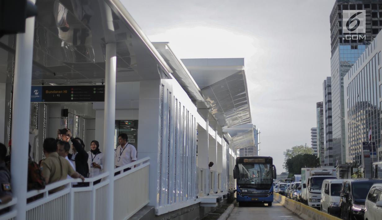 Bus Transjakarta melintasi Halte Bundaran Hotel Indonesia (HI), Jakarta, Senin (25/3). Halte Bundaran HI menjadi halte Transjakarta pertama yang terintegrasi fisik secara langsung dengan stasiun Moda Raya Terpadu (MRT). (Liputan6.com/Faizal Fanani)