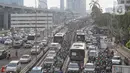 Sejumlah kendaraan terjebak kemacetan di Kawasan Jalan Jenderal Gatot Subroto, Jakarta, Jumat (16/5/2025). (Liputan6.com/Angga Yuniar)