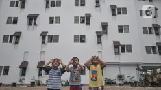 Anak-anak bermain di halaman Kampung Susun Akuarium, Penjaringan, Jakarta, Rabu (27/10/2021). Sebanyak 103 kepala keluarga (KK) kini telah menghuni di dua blok Kampung Susun Akuarium setelah diresmikan oleh Gubernur Anies Baswedan pada Agustus lalu. (merdeka.com/Iqbal S Nugroho)