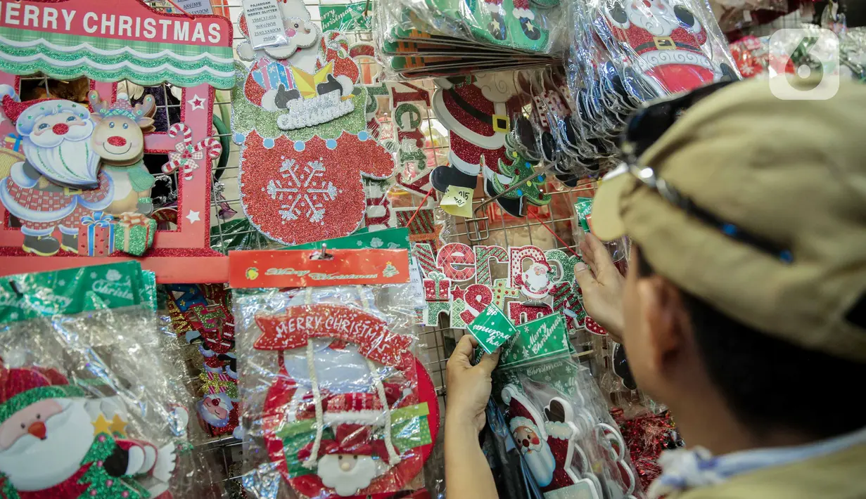 Calon pembeli memilih pernak-pernik Natal yang dijual di Pasar Asemka, Glodok, Jakarta, Kamis (12/12/2019). Umat Kristiani mulai mendatangi pusat perbelanjaan untuk berburu pernak-pernik penghias rumah dan pohon Natal. (Liputan6.com/Faizal Fanani)