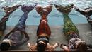 Siswa melakukan rutinitas selama kelas putri duyung mereka di Merschool di Kayalami, dekat Midrand, Afrika Selatan pada 3 Juni 2022. - Mermaiding adalah olahraga yang berkembang pesat di seluruh dunia dan mencakup beberapa keterampilan seperti berenang monofin, mengayuh, trik, dan menahan napas. (Phill Magakoe / AFP)