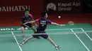 Di nomor ganda putra, Indonesia meloloskan dua pasangan ke semifinal, Marcus Fernaldi Gideon/Kevin Sanjaya Sukamuljo dan Fajar Alfian/Muhammad Rian Ardianto. The Minions sebagai unggulan pertama lolos usai menang rubber game atas ganda putra Malaysia unggulan ke-8, Goh Sze Fei/nur Izzuddin. Di semifinal Marcus/kevin akan menantang pasangan muda Cina, Liang wei Keng/Wang Chang. (Bola.com/Ikhwan Yanuar)