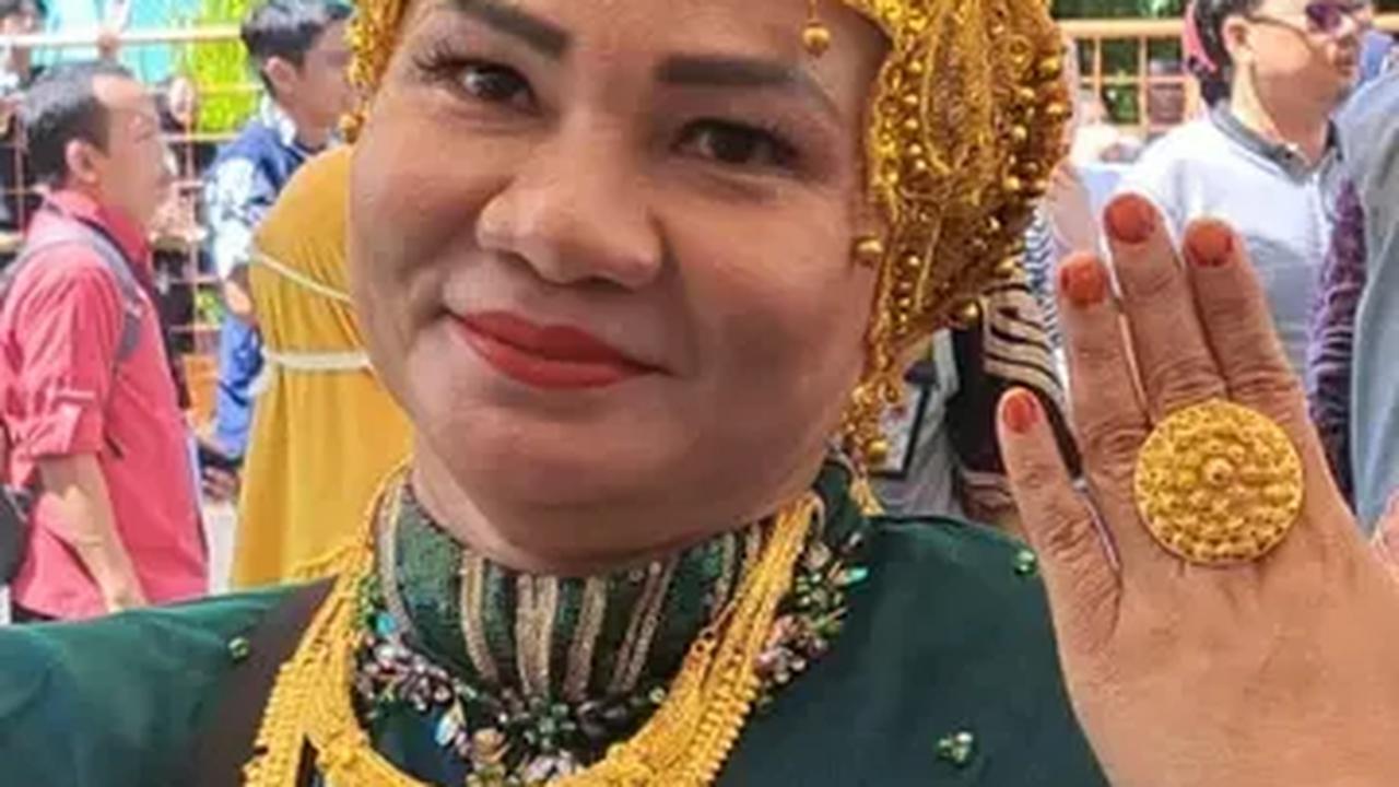 Viral Jemaah Haji Tampil Glamor saat Sampai di Tanah Air, Pakai Perhiasan hingga 180 gram